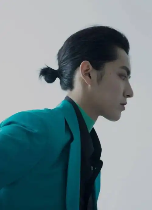 从短发背头,到中长发背头,再到长发扎小辫子的英伦背头,随着头发长度