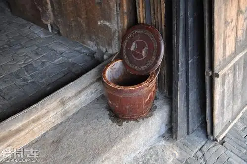 95 kb)    西塘马桶-70年代的上海处处可见