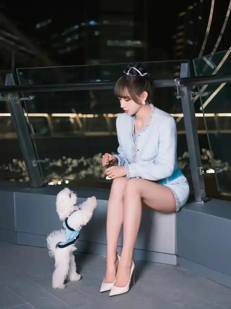 程潇小香风套装配白色高跟鞋造型#明星的那些神图# #一眼沦陷# #惊艳