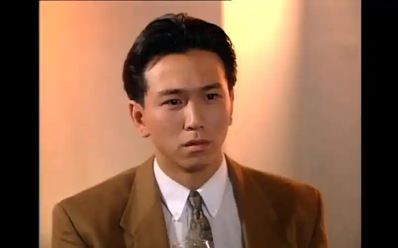 温兆伦,实力演绎一个失恋的人独自喝闷酒.实力不输颜值!