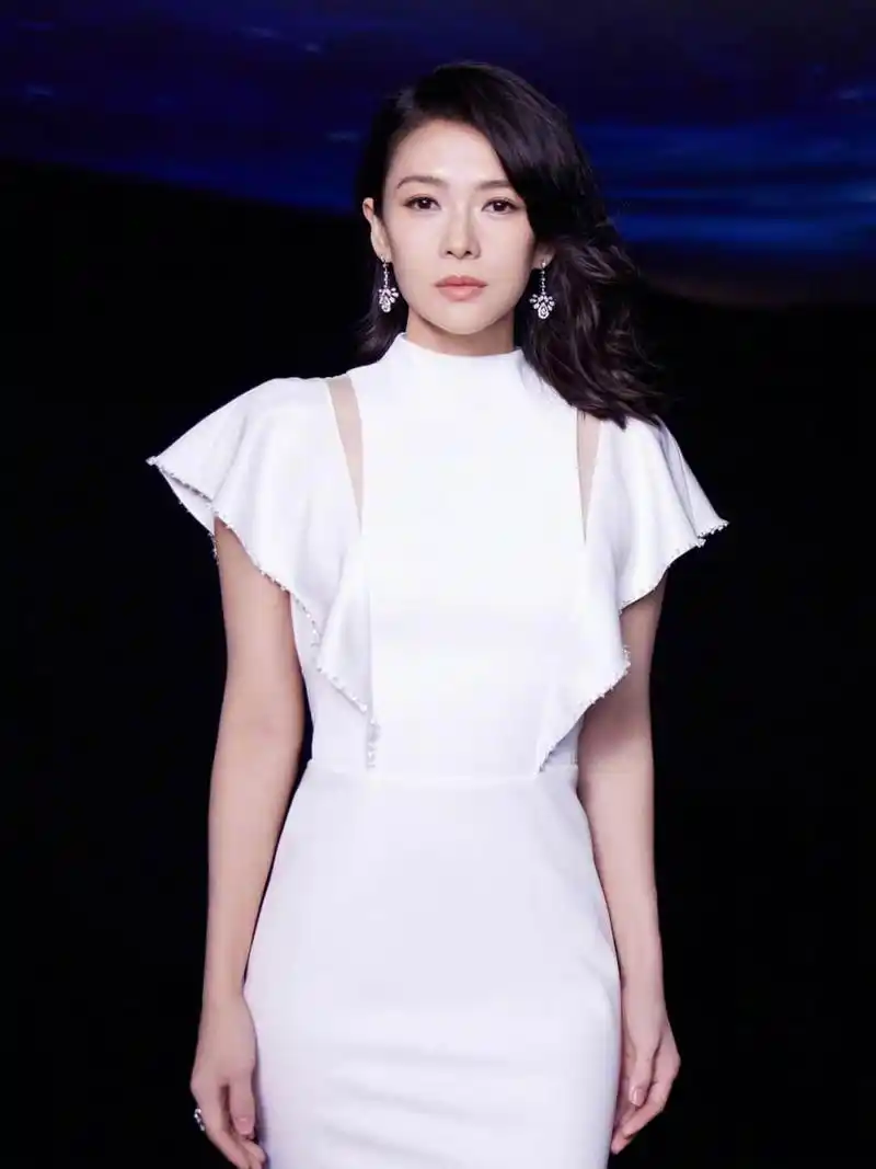 美丽与气质各有千秋 童瑶与章子怡是两位备受瞩目的女演员,她们的美丽