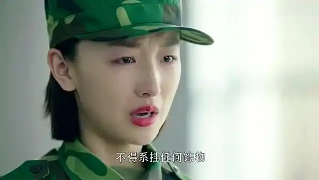 春风十里不如你:小红竟然因为见义勇为被罚站军姿,这可真够冤枉的