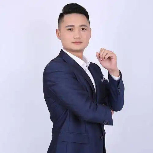 《金牌主持人》 《**演说》导师:任言领 人生格言: 设计什么 不如设计