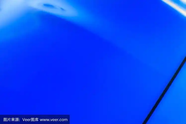 细节上的现代运动掀背车的引擎盖在亮蓝色