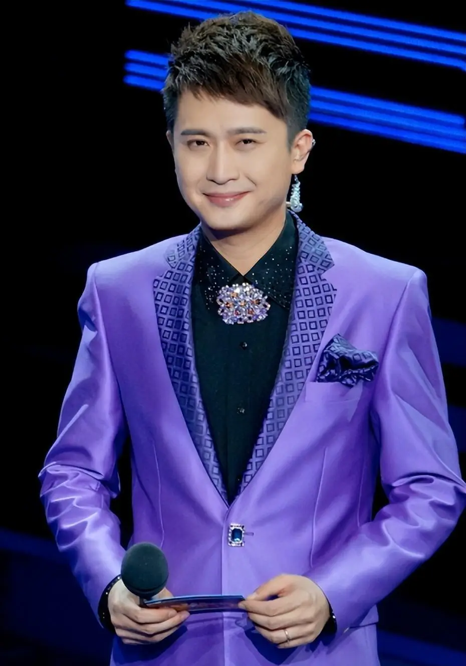 杨帆抵达沈阳为主持分会场春晚做准备,老同事张蕾第一时间道贺_友情