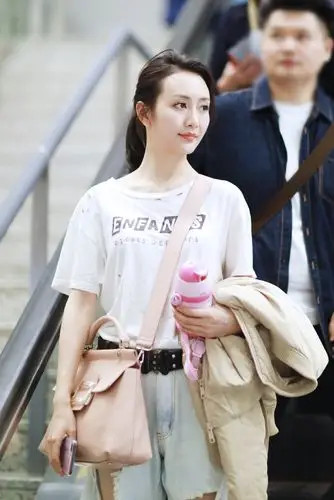 王鸥街拍:白t恤 超破洞牛仔裤,扎起马尾笑容甜