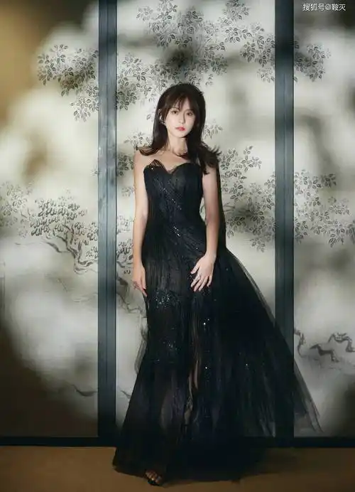 热依扎穿上黑色晚礼服拍摄写真大片