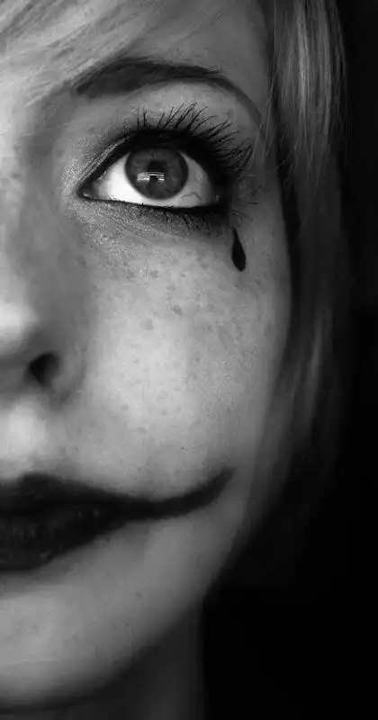 求一张哭泣中小丑的图片