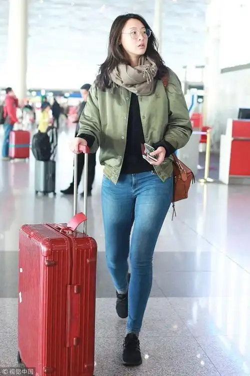 惠若琪adidas夹克搭铅笔裤loewe puzzle单肩包气场两米