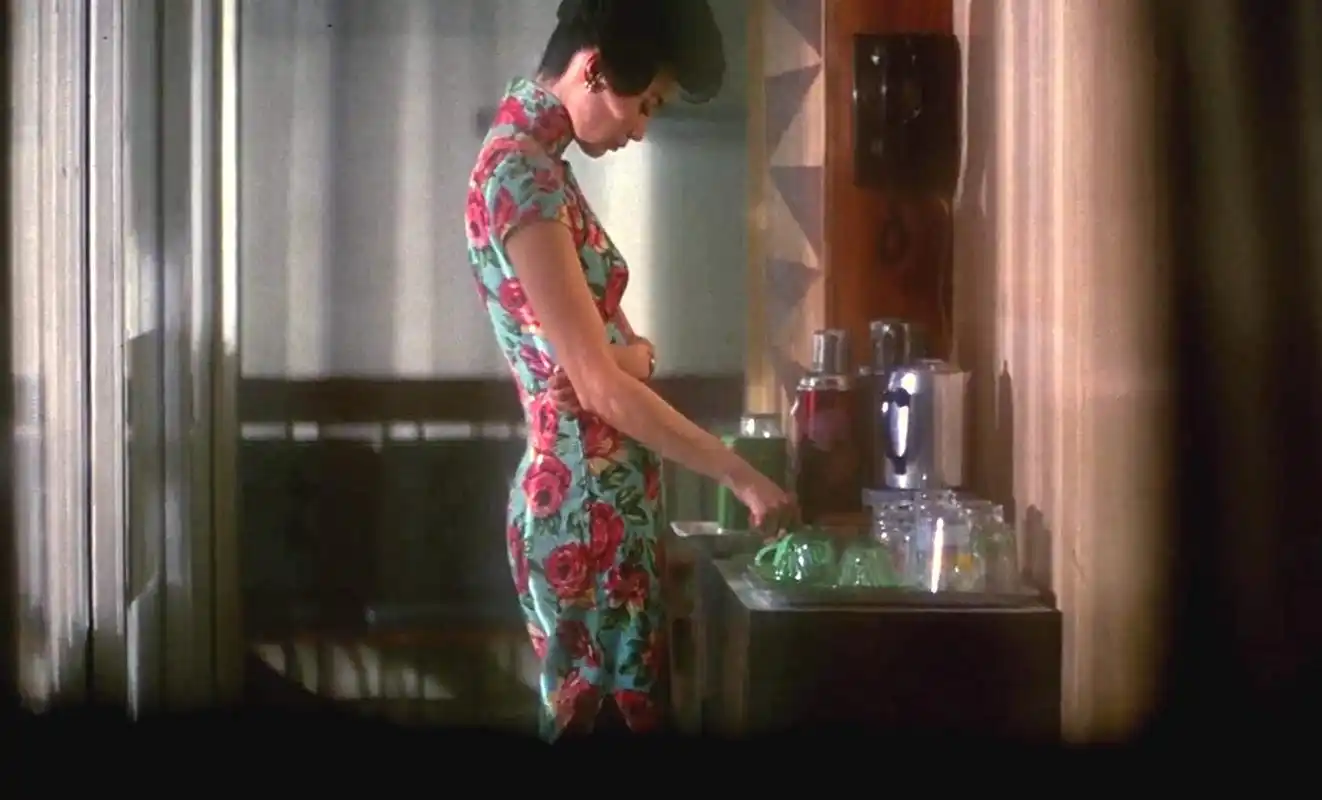 《花样年华》张曼玉的21件旗袍:看一眼就沦陷,穿旗袍只服张曼玉