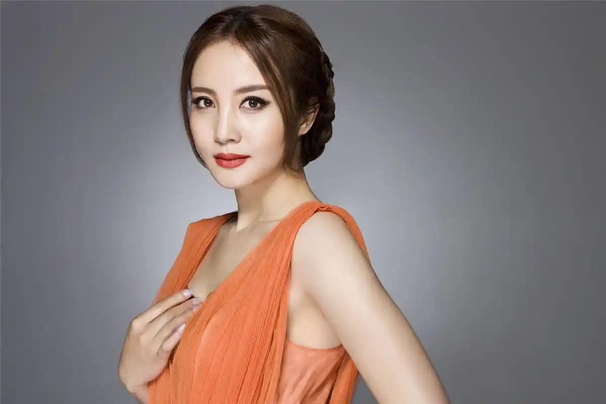 すべての讲义 新1年生 : 陶红着低胸透视礼服现身 双峰诱人遭偷窥(图)