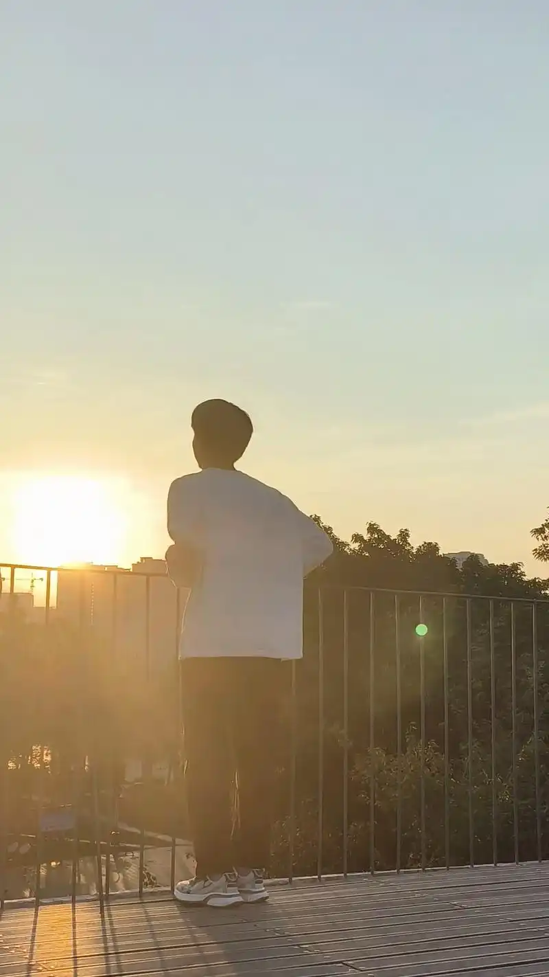 一切都是最好的安排 #日落92 #男大学生 #夕阳下的背影  - 抖音