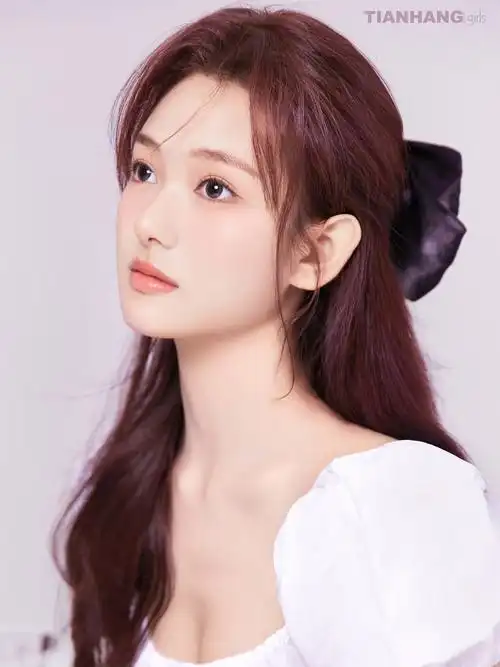 场地:天航工作室 服装:天航工作室提供 妆造:天航工作室提供 少女写真