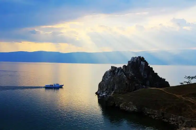 【贝加尔湖】贝加尔湖,名称源于古肃慎语"贝海儿湖",汉代称为"北海"