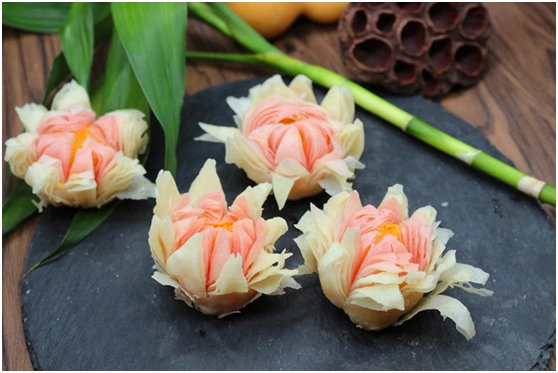 摆盘14. 出锅13. 炸到开花12. 油烧到50度就可以下荷花酥11.