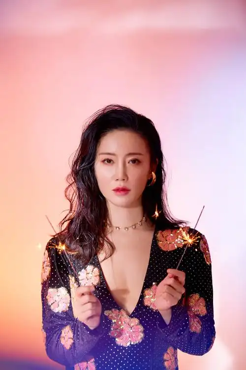 张彤曝港风写真红唇波卷复古魅惑