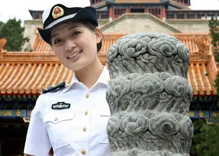 曝光我军漂亮海军女兵在颐和园自拍照组图