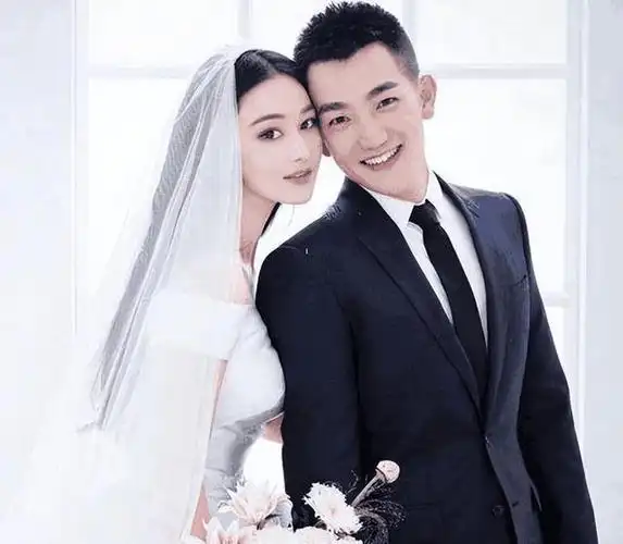 张馨予与老公甜蜜出游,何捷掌镜为爱妻拍美照,夫妻低调秀恩爱