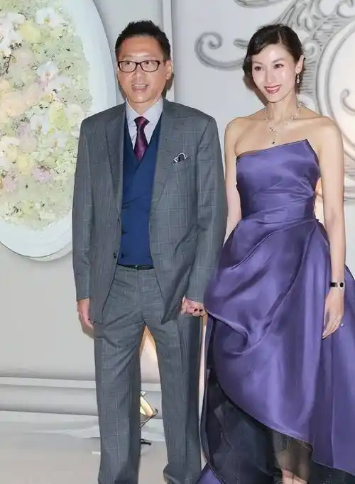 李嘉欣牵手富豪老公亮相!