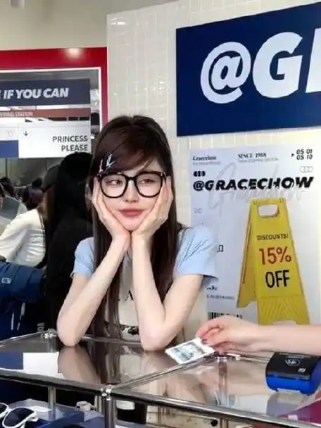 偶遇一日店长周扬青#  omg子又被路人偶遇的周扬青美晕了0599