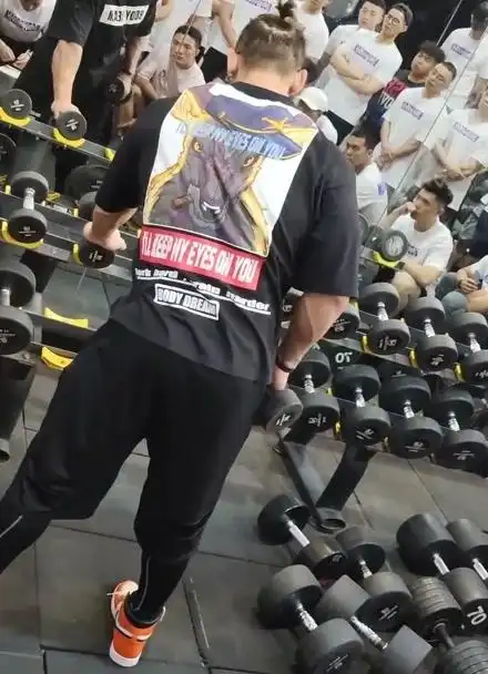 中国健身第一人鹿神背阔肌划船运动,真的是虎背熊腰的男人