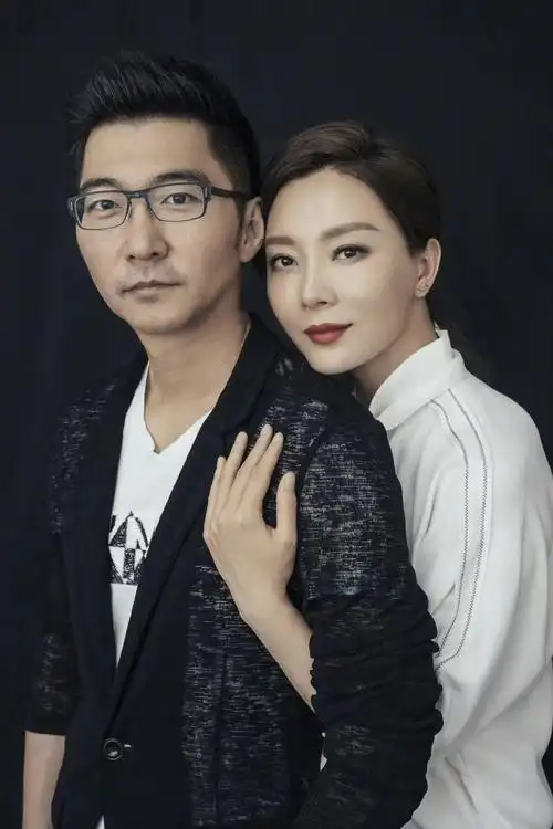 45岁陈数深夜被拍和神秘男拥抱,男方高大俊朗,老公频与异性玩乐