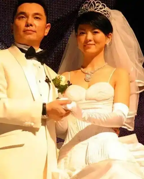 秦海璐与李厚霖分手18年,一个结婚生子幸福美满,一个潜心修佛_李湘