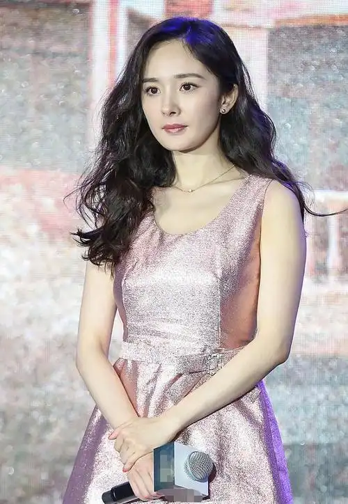 杨幂是一个货真价实的老戏骨,她从很小的时候就开始拍戏了,这一路付出