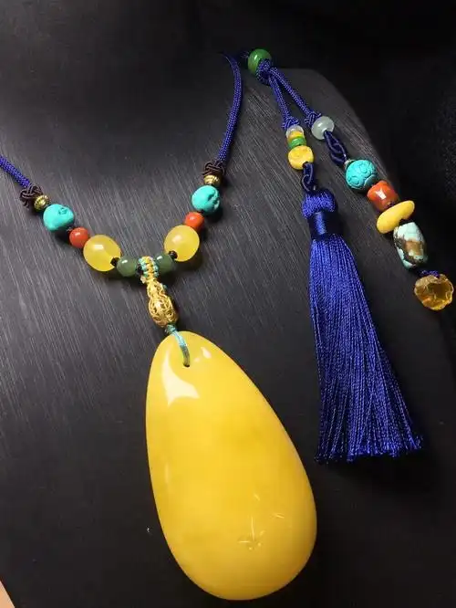 蜜蜡水滴吊坠 精修鱼眼孔 器形规整饱满 蜡质非常浓郁 全品三无 搭配