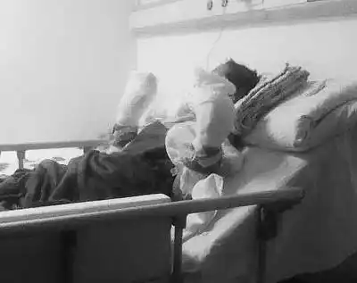 昨天在长春208医院病床上,12岁的滢滢大半个身子被纱布和绷带缠着