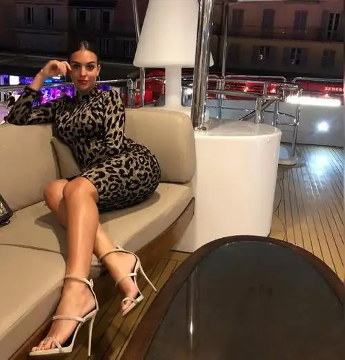 c罗娇妻乔治娜晒夜晚自拍照,修长大腿性感迷人,一旁包包是亮点