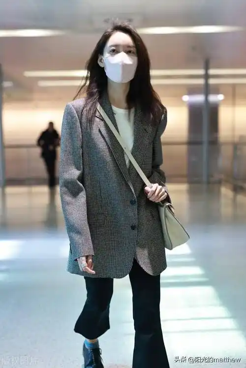 高露现身上海机场,灰色西服搭微喇牛仔裤简约时尚