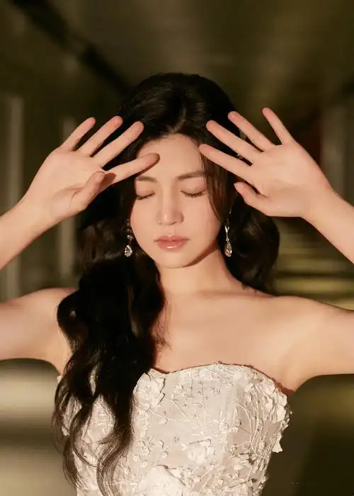 陈妍希一身白色长裙搭配微卷长发尽显温柔优雅的气质