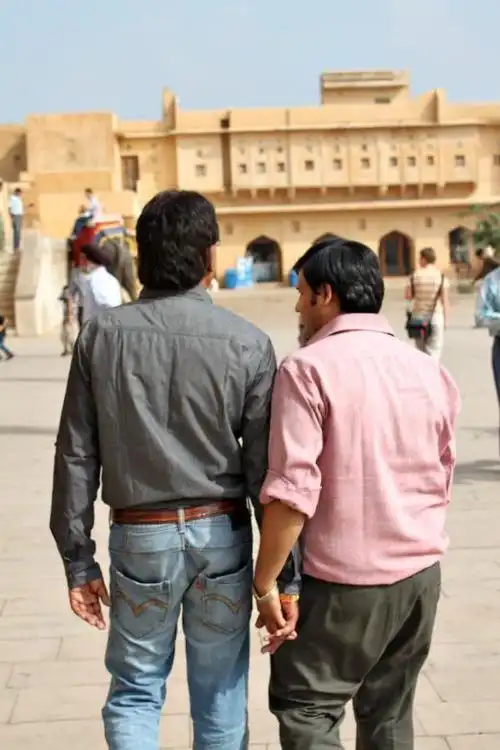 在印度手牵手逛街的两个男人并不是同性恋这是怎么回事