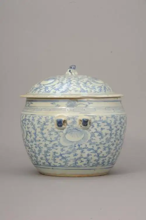 清嘉庆青花缠枝莲纹罐