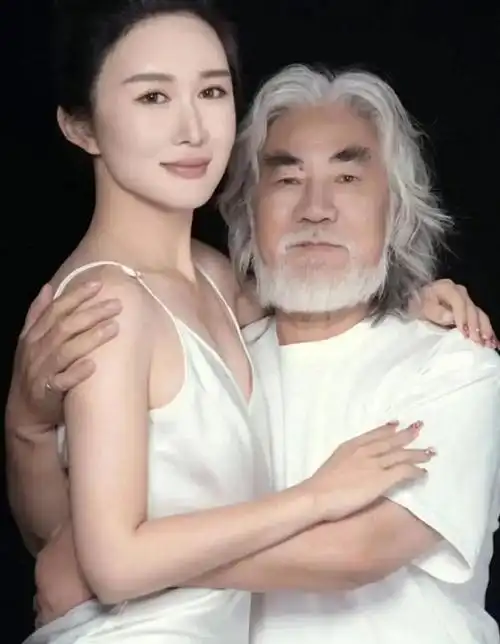 72岁张纪中又喜当爹42岁娇妻杜星霖怀四胎全网都无言了