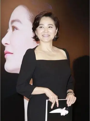 昔日女星老来俏,年过半百的林青霞并不服老,她挽起发髻穿一件黑色旗袍