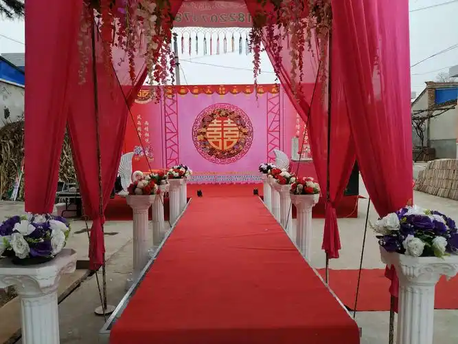 大气壮观的婚庆布场,为婚礼营造出喜庆氛围.
