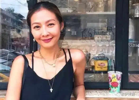 何润东与素人老婆分居16年如今他生活不能自理才来横店团聚