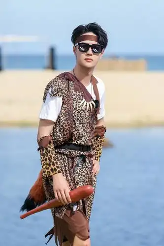 王一博《夏日冲浪店》新鲜高清剧照