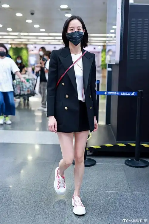 811张钧甯现身北京机场身着双排扣西服搭配红白运动厚底鞋大秀美腿肩
