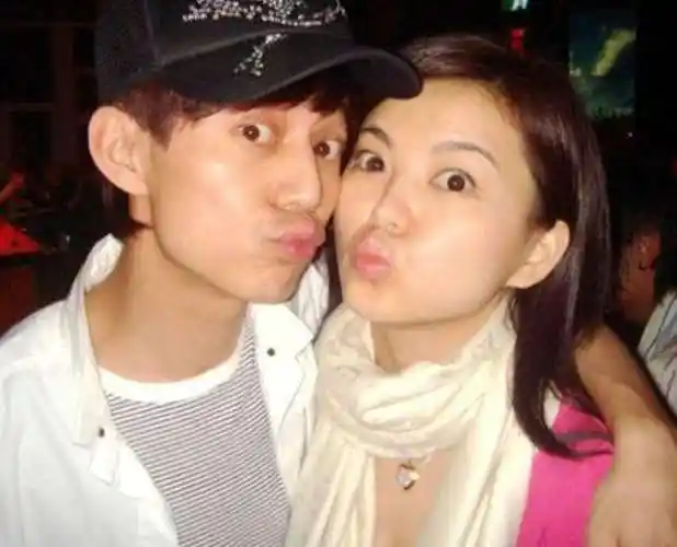 网传何炅的老婆是王菁,老婆是圈外人,是个杂志运营总监,比何炅大3岁