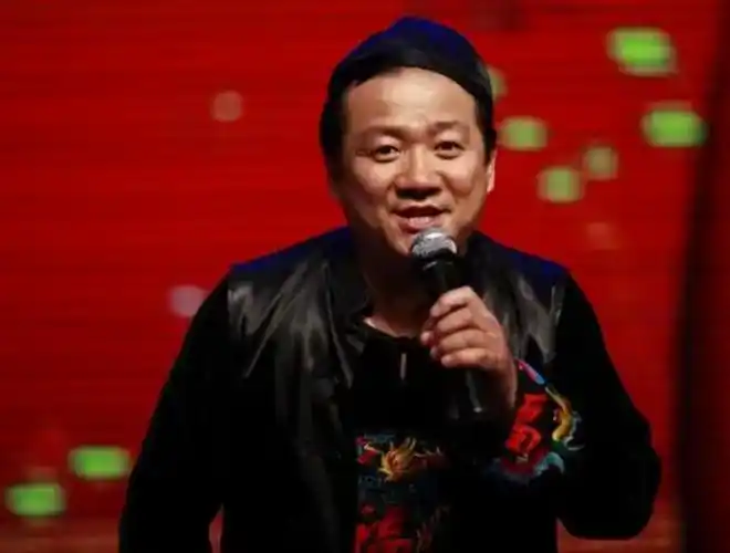 回顾演员唐鉴军走红后拒绝抛弃不孕妻子今一家四口其乐融融