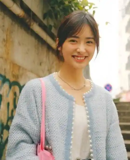 原创沈月恋情疑曝光和男方学滑板互动亲密牵手返家上演最萌身高差