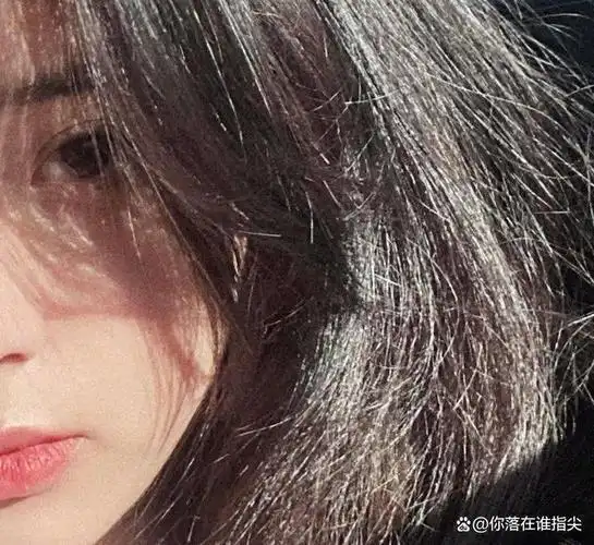 欧阳娜娜去年出席一场活动时的侧脸照片曾登上热搜,让她的颜值备受