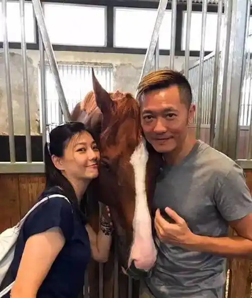 54岁苏志威生日,老婆刘小慧嘟嘴献吻送祝福,这狗粮猝不及防_香港_妻子