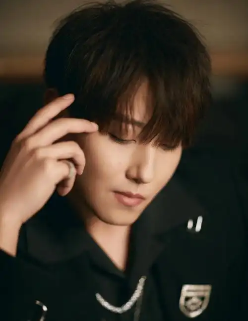 赵泳鑫,彝族歌手,词曲创作人,演员,2010年以内地唱跳组合mic男团副