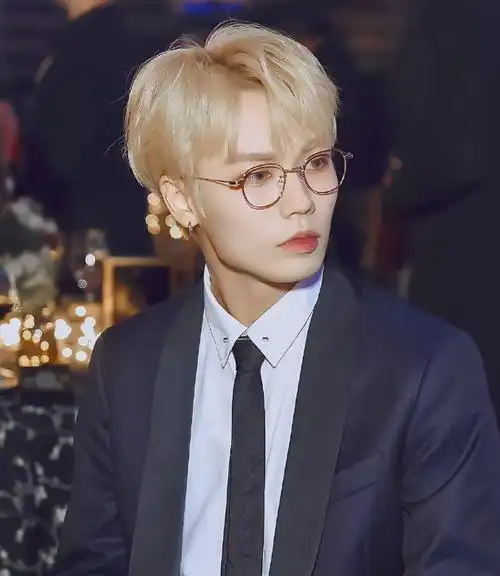 被林彦俊金丝眼镜狙击到