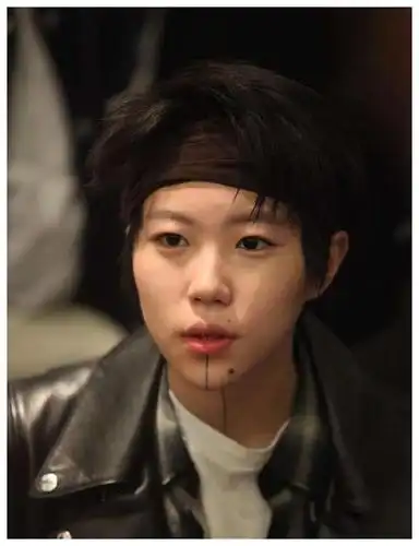 窦靖童下巴黑线纹身曾被指不忍直视,如今成时尚圈火热的时尚元素