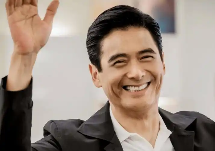 周润发庆68岁生日,当妻子面索吻袁咏仪,网友喊话张智霖快回家_穿着